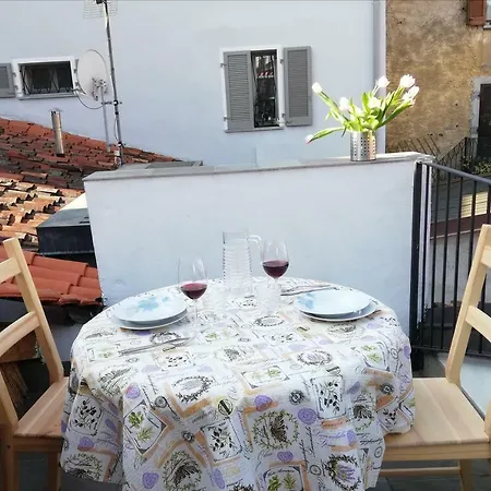 Piccola Nel Centro Storico Arona